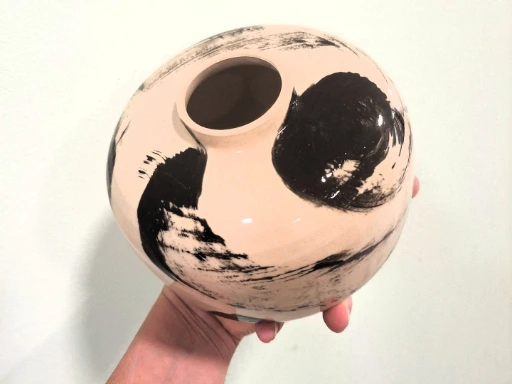 vase de ceramica blanco y negro