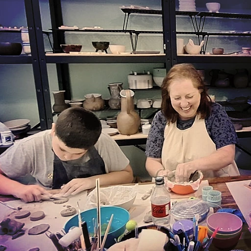 familia haciendo ceramica