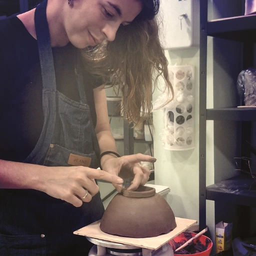 alumna haciendo ceramica